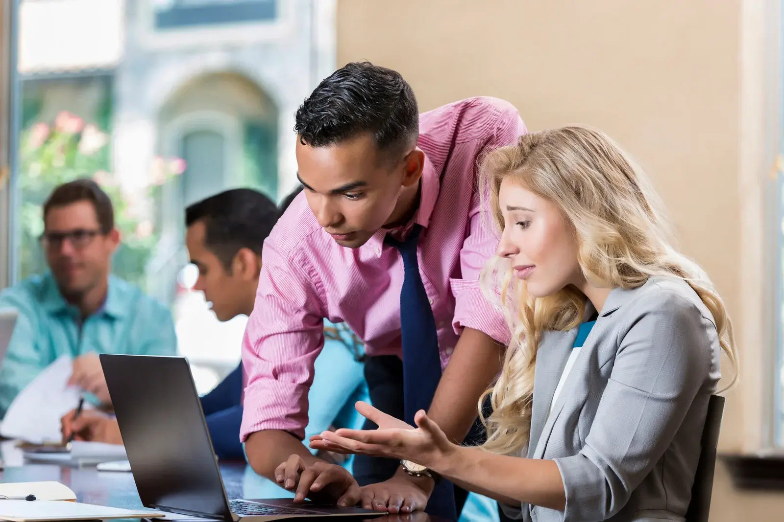 Équipe de professionnels en réunion