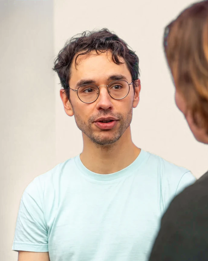 Guillaume, de l'équipe, en pleine conversation